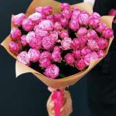Букет из 25 кустовых роз "Бомбастик"